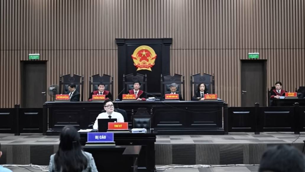 Chiều 27-5, Hội đồng xét xử sơ thẩm công bố bản án, theo đó tuyên phạt cựu Bộ trưởng Bộ Y tế Nguyễn Thị Kim Tiến mức án 6 năm tù.