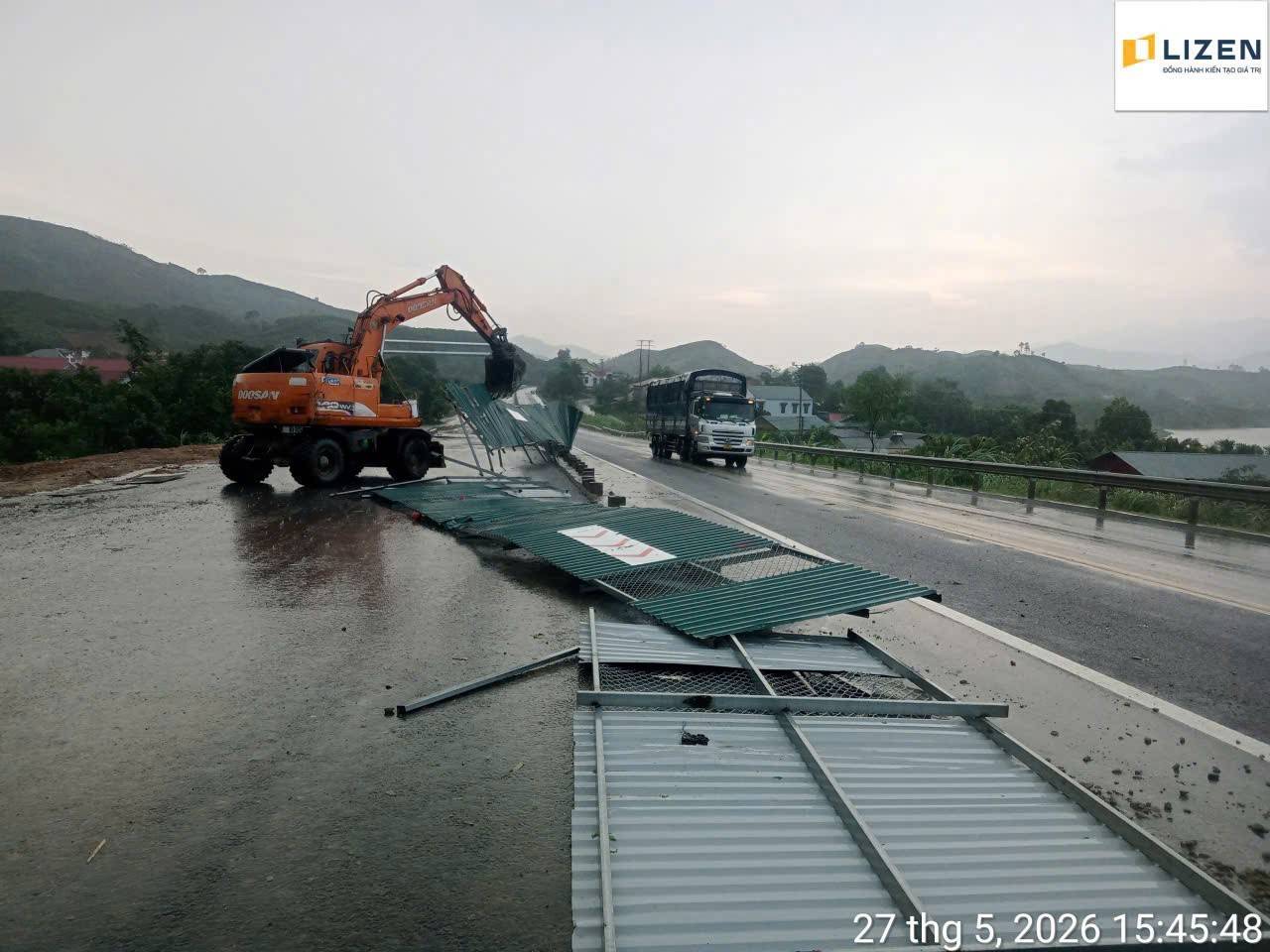 Giông lốc làm đổ hàng rào trên cao tốc Nội Bài - Lào Cai: Cảnh báo chất lượng và an toàn thi công