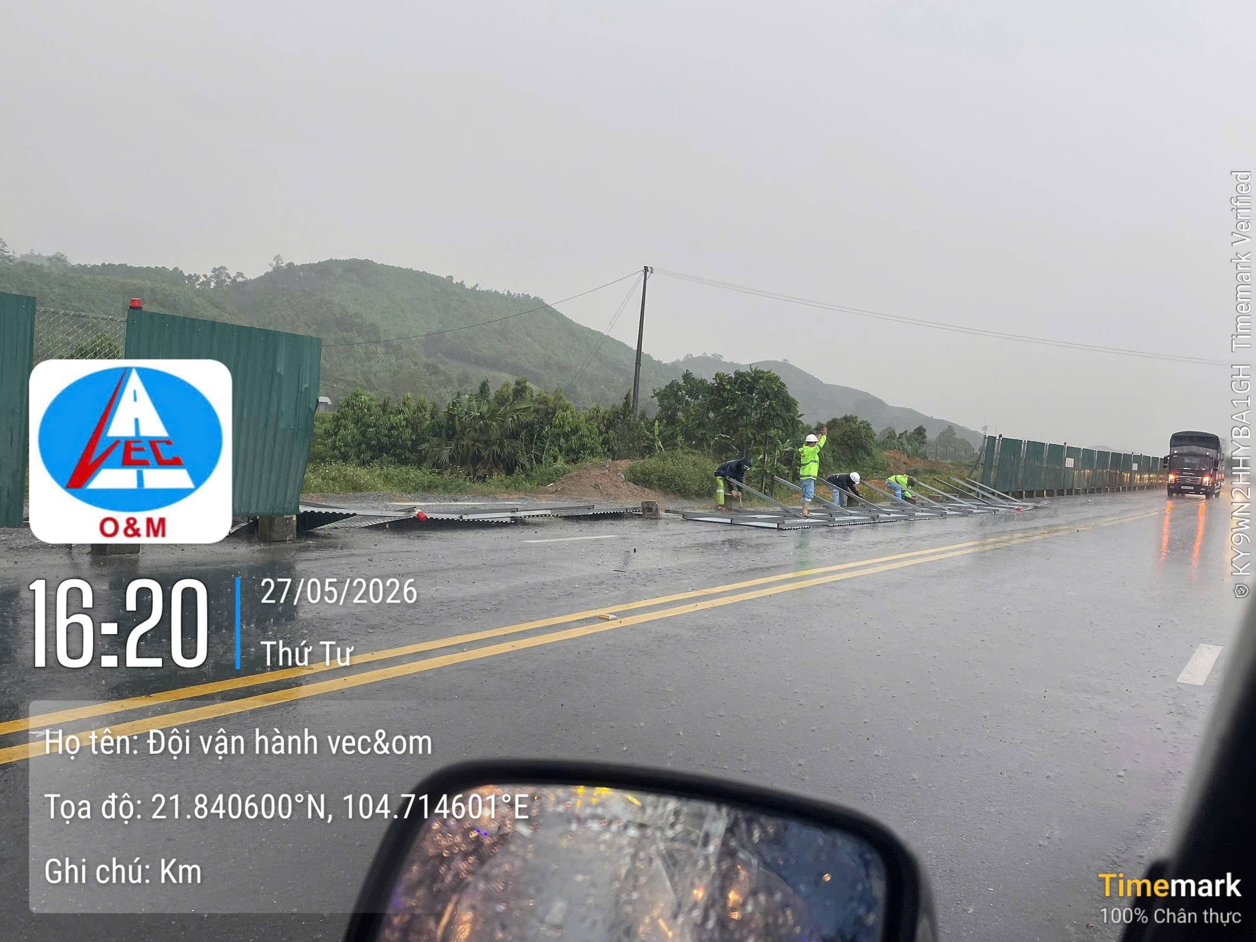 Giông lốc làm đổ hàng rào trên cao tốc Nội Bài - Lào Cai: Cảnh báo chất lượng và an toàn thi công