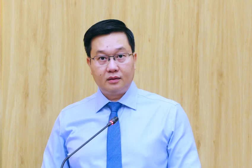 Ông Trần Đăng Quỳnh, Phó Bí thư thường trực Tỉnh ủy tỉnh Ninh Bình phát biểu sau khi được chỉ định giữ chức Bí thư Đảng ủy các cơ quan Đảng tỉnh Ninh Bình nhiệm kỳ 2025-2030. Ảnh: ĐỨC LAM