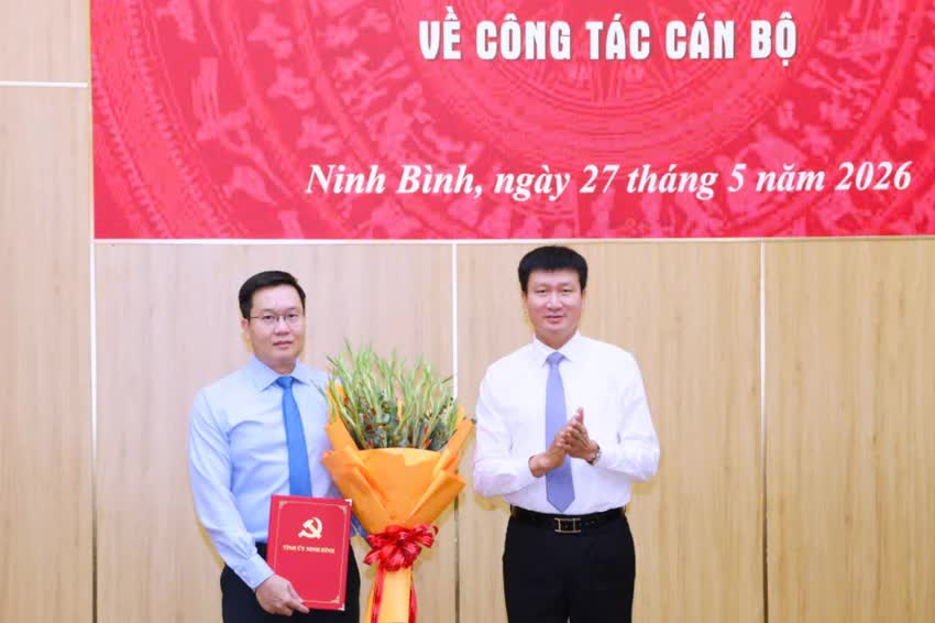 Ông Trần Huy Tuấn, Ủy viên Trung ương Đảng, Bí thư Tỉnh ủy trao Quyết định cho ông Trần Đăng Quỳnh, Ủy viên Dự khuyết Trung ương Đảng, Phó Bí thư Thường trực Tỉnh ủy. (Ảnh: Báo Ninh Bình)