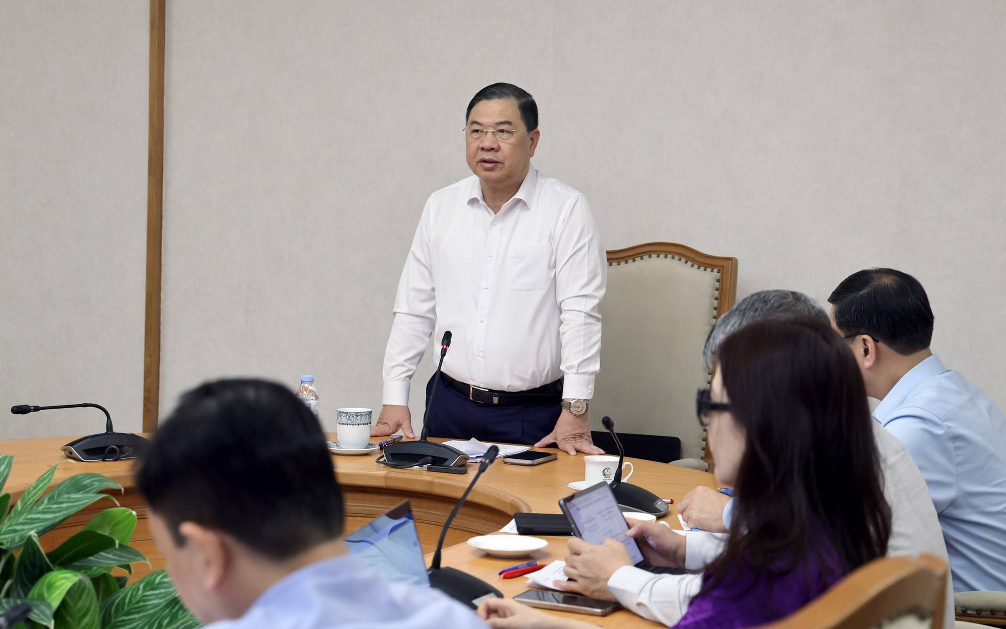Phó Thủ tướng Thường trực Phạm Gia Túc yêu cầu Bộ Xây dựng không để chậm ban hành văn bản pháp luật