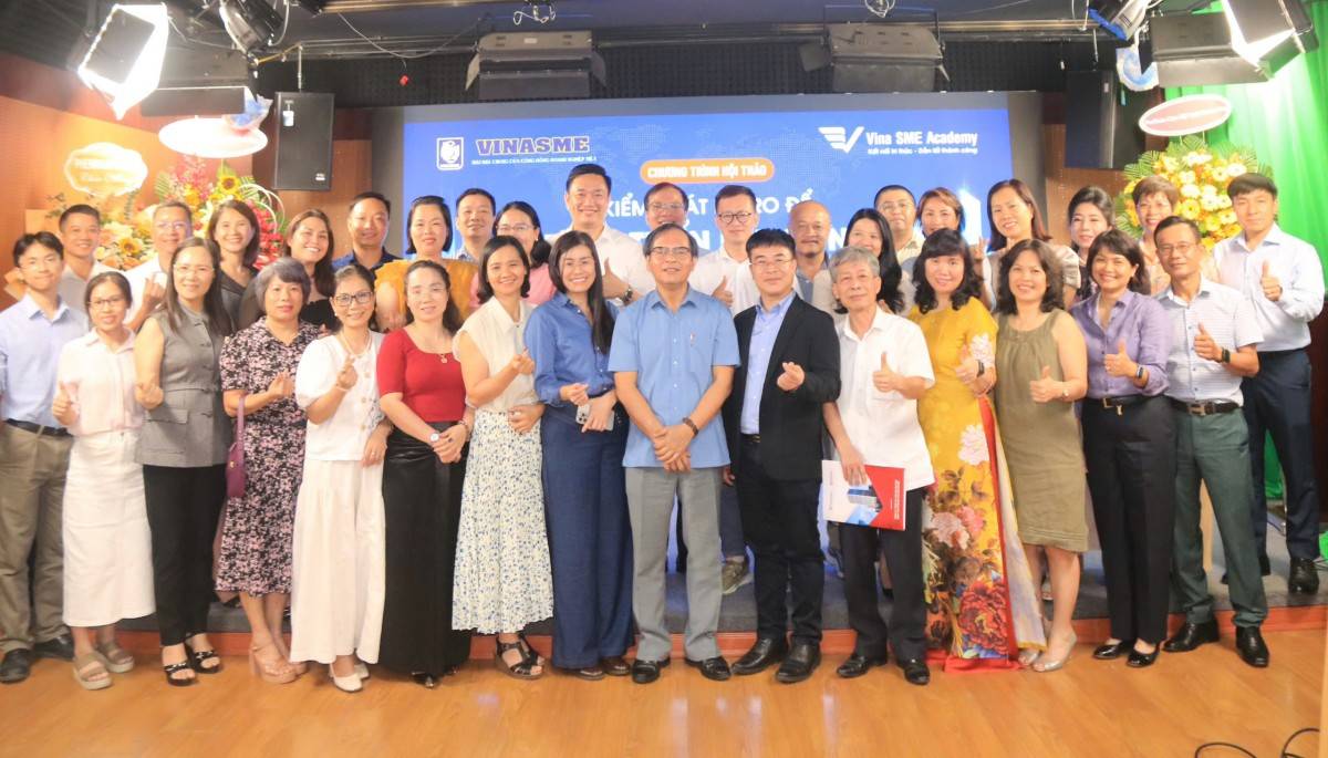 Các đại biểu chụp ảnh lưu niệm.