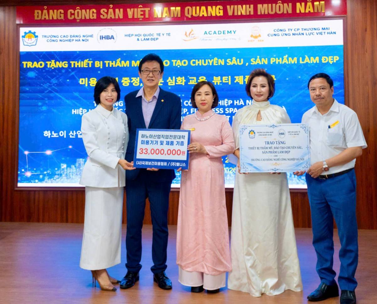 Đại diện Hiệp hội Quốc tế Y tế và Làm đẹp Hàn Quốc cùng các đối tác “4 Nhà” trao tặng thiết bị thẩm mỹ đào tạo chuyên sâu và sản phẩm làm đẹp trị giá 33 triệu Won (tương đương hơn 600 triệu đồng Việt Nam) cho Trường Cao đẳng nghề Công nghiệp Hà Nội, góp p