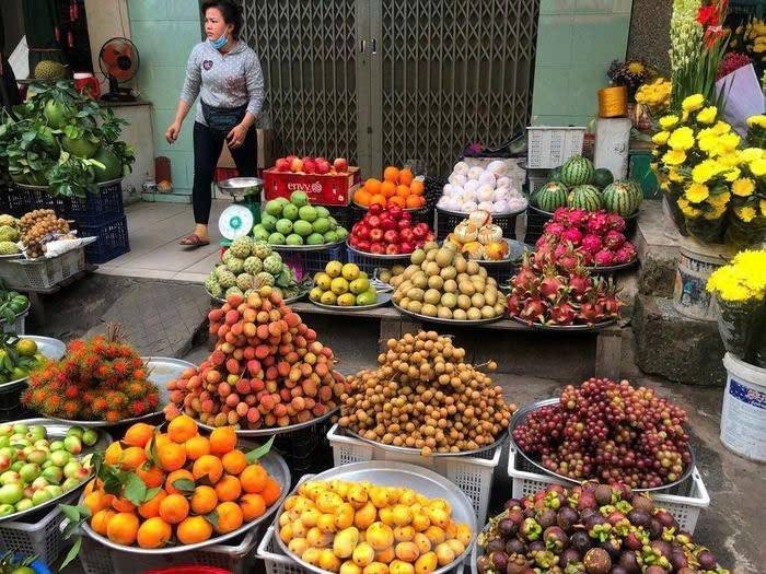 Trái cây hè dội chợ truyền thống với giá rẻ nhưng chịu áp lực lớn khi sức mua chậm