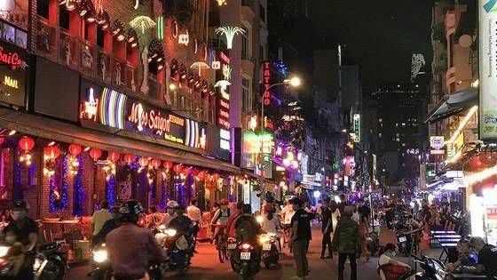 Khu phố đêm Bùi Viện.