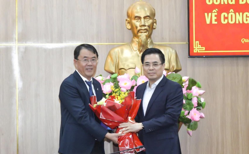 Nguyễn Hoàng Giang, Chủ tịch UBND tỉnh Quảng Ngãi (bên phải) trao hoa chúc mừng ông Võ Đại Tân giữ chức Giám đốc Ban Quản lý dự án đầu tư tây Quảng Ngãi