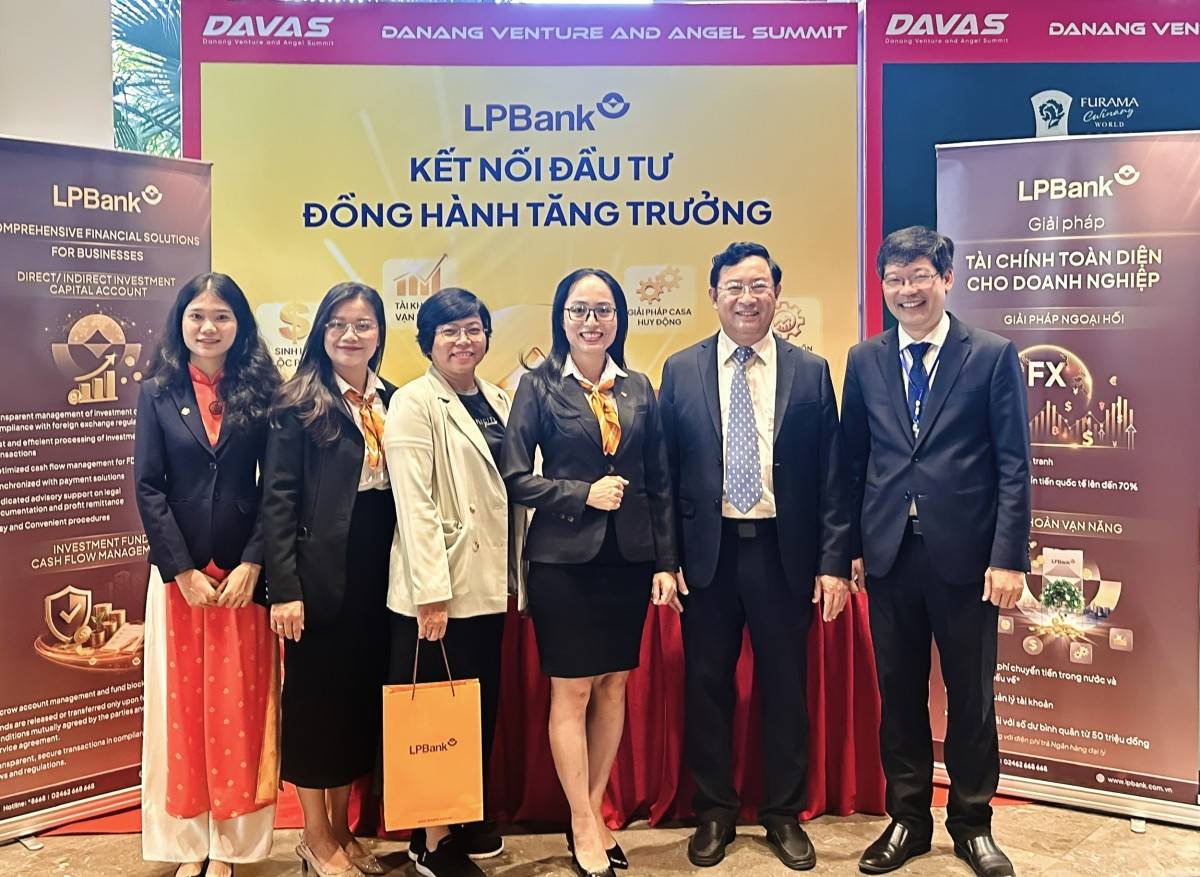 Lãnh đạo Sở Khoa học và Công nghệ thành phố Đà Nẵng tham quan gian hàng của LPBank tại sự kiện