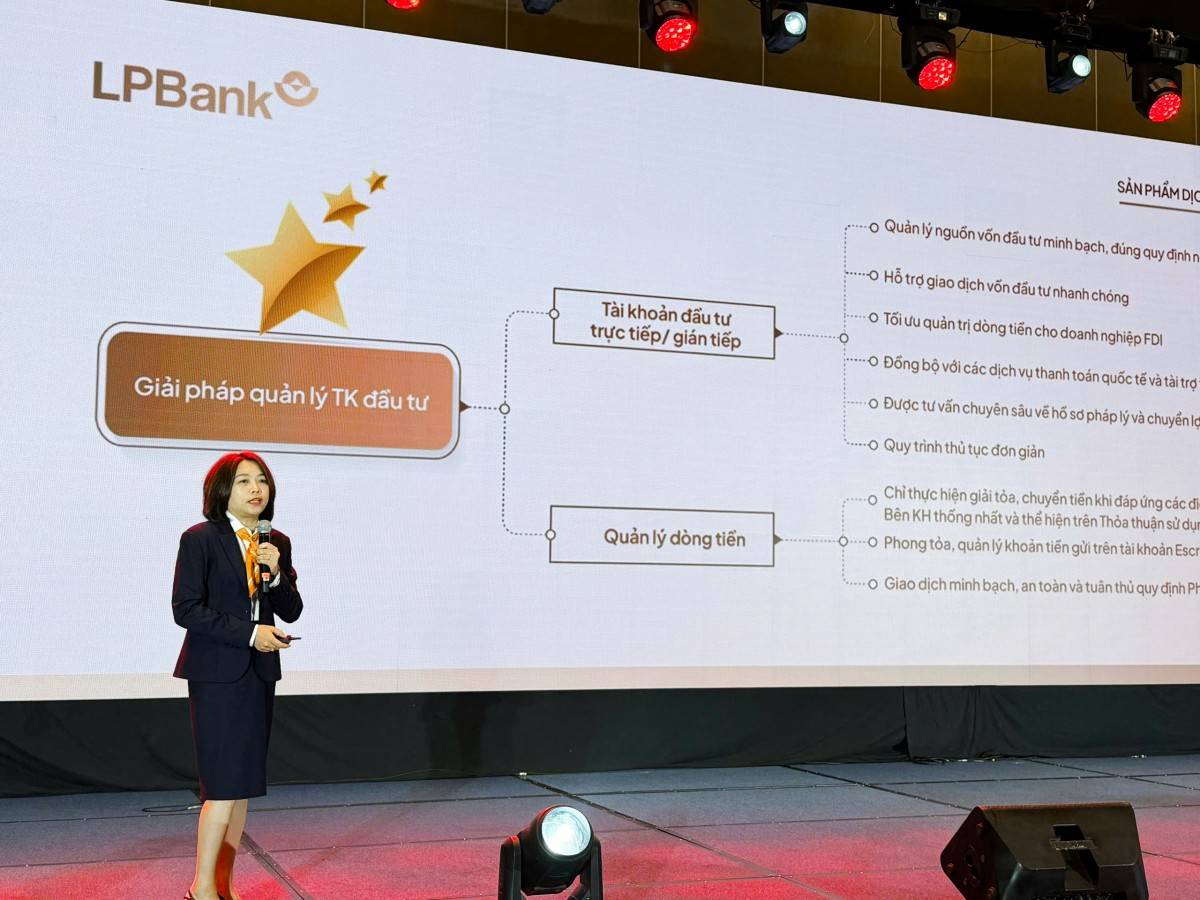 Bà Trần Nhị Hà – Phó Giám đốc Ngân hàng Doanh nghiệp LPBank thuyết trình trước các startup và quỹ đầu tư tại DAVAS 2026