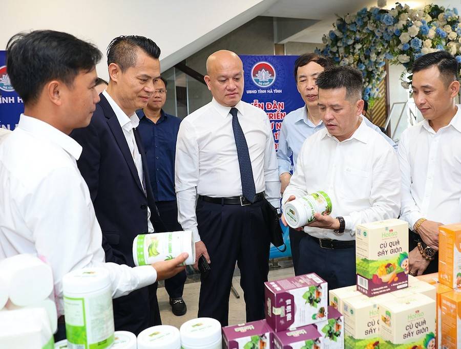 Đại biểu tham quan gian hàng trưng bày sản phẩm Hà Tĩnh tại Diễn đàn