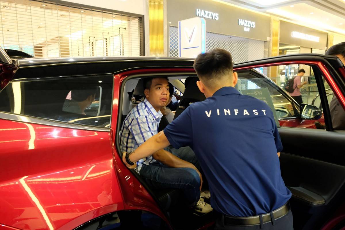 Khoang lái VF 8 mới gTại khu vực trưng bày xe, người dùng được tư vấn về giá bán, ưu đãi cọc sớm và các thông tin về sản phẩm.ây chú ý với cần số và màn hình hiển thị phía sau vô-lăng.