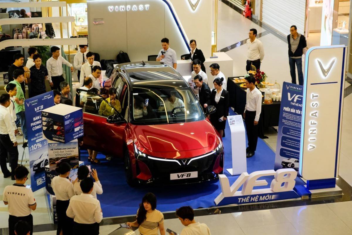 Vượt hàng chục cây số tới TP.HCM xem VinFast VF 8 mới, khách Việt khẳng định: Ngắm tận mắt càng thấy đẹp, giá quá thơm