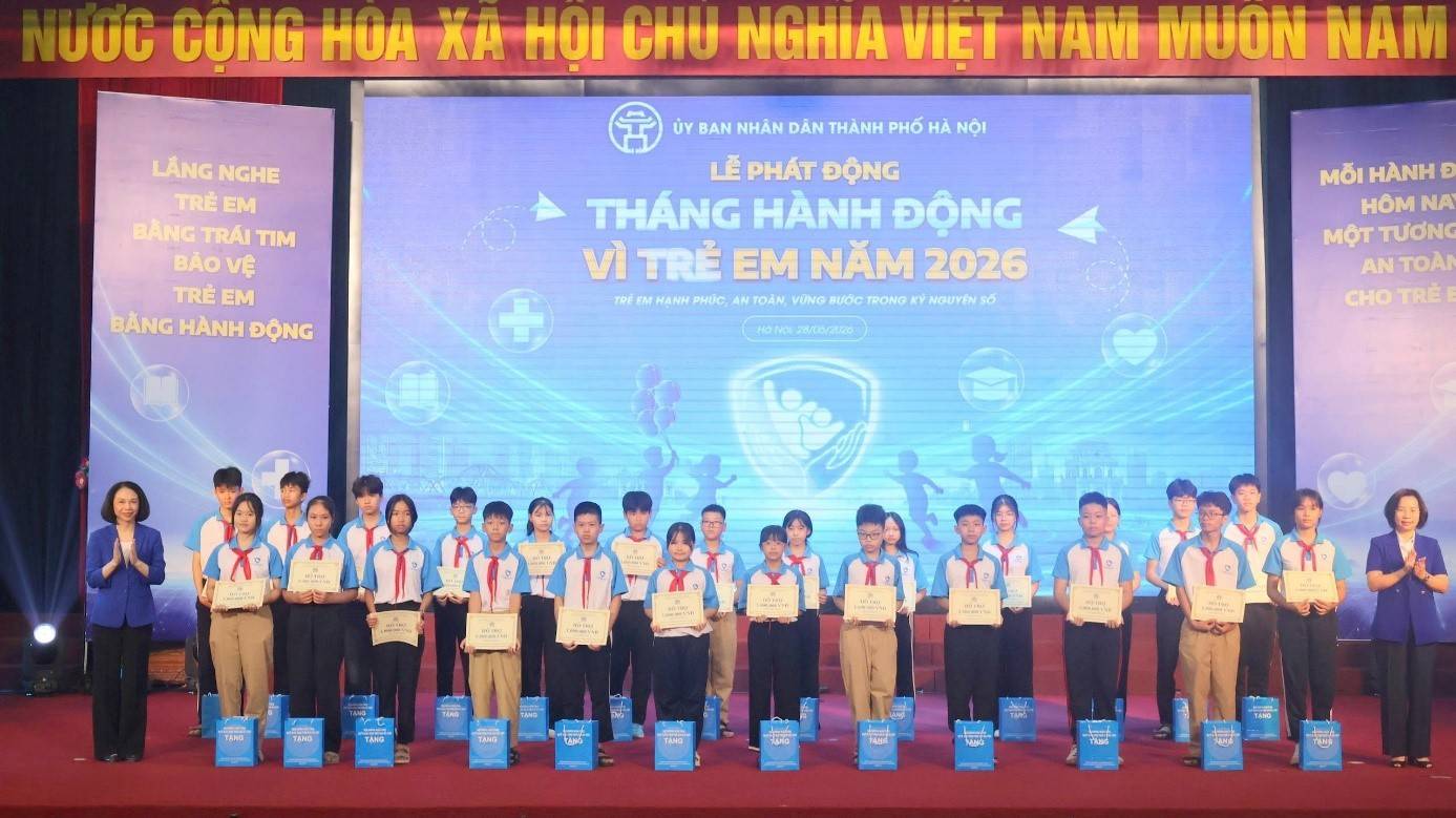 Bà Bùi Huyền Mai - Ủy viên Ban Thường vụ Thành ủy, Chủ tịch Ủy ban MTTQ Việt Nam thành phố Hà Nội, bà Vũ Thu Hà - Thành ủy viên, Phó Chủ tịch UBND Thành phố Hà Nội, Chủ tịch Hội đồng bảo trợ Quỹ Bảo trợ trẻ em Hà Nội tặng học bổng và quà cho trẻ em