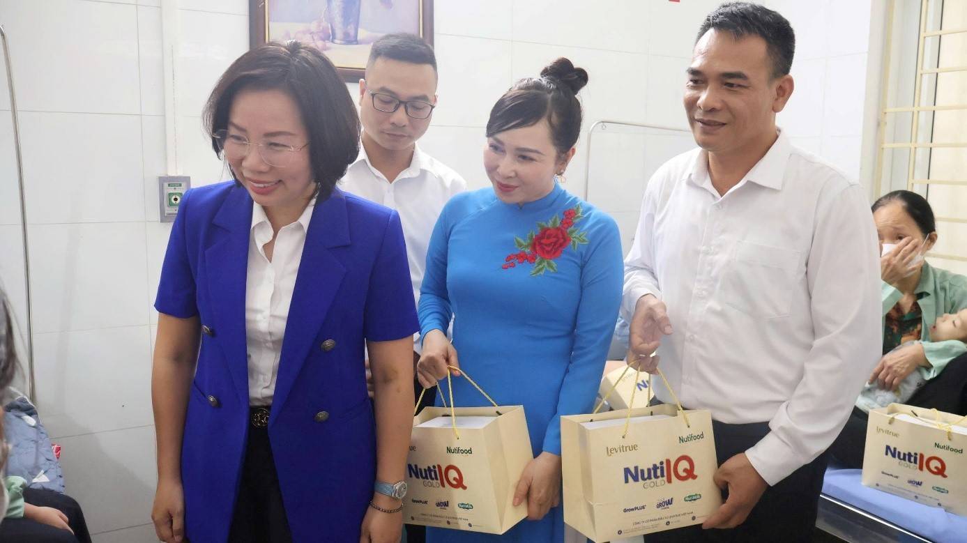 Bùi Huyền Mai - Ủy viên Ban Thường vụ Thành ủy, Chủ tịch Ủy ban MTTQ Việt Nam thành phố Hà Nội và bà Nguyễn Thị Hải Quỳnh - Chủ tịch Công đoàn Trường Tiểu học Đoàn Thị Điểm, ông Phạm Anh Tuấn - Giám đốc Công ty Cổ phần đầu tư Levitrue Việt Nam trao hỗ trợ và quà cho bệnh nhi tại Bệnh viện Đa khoa Hoài Đức