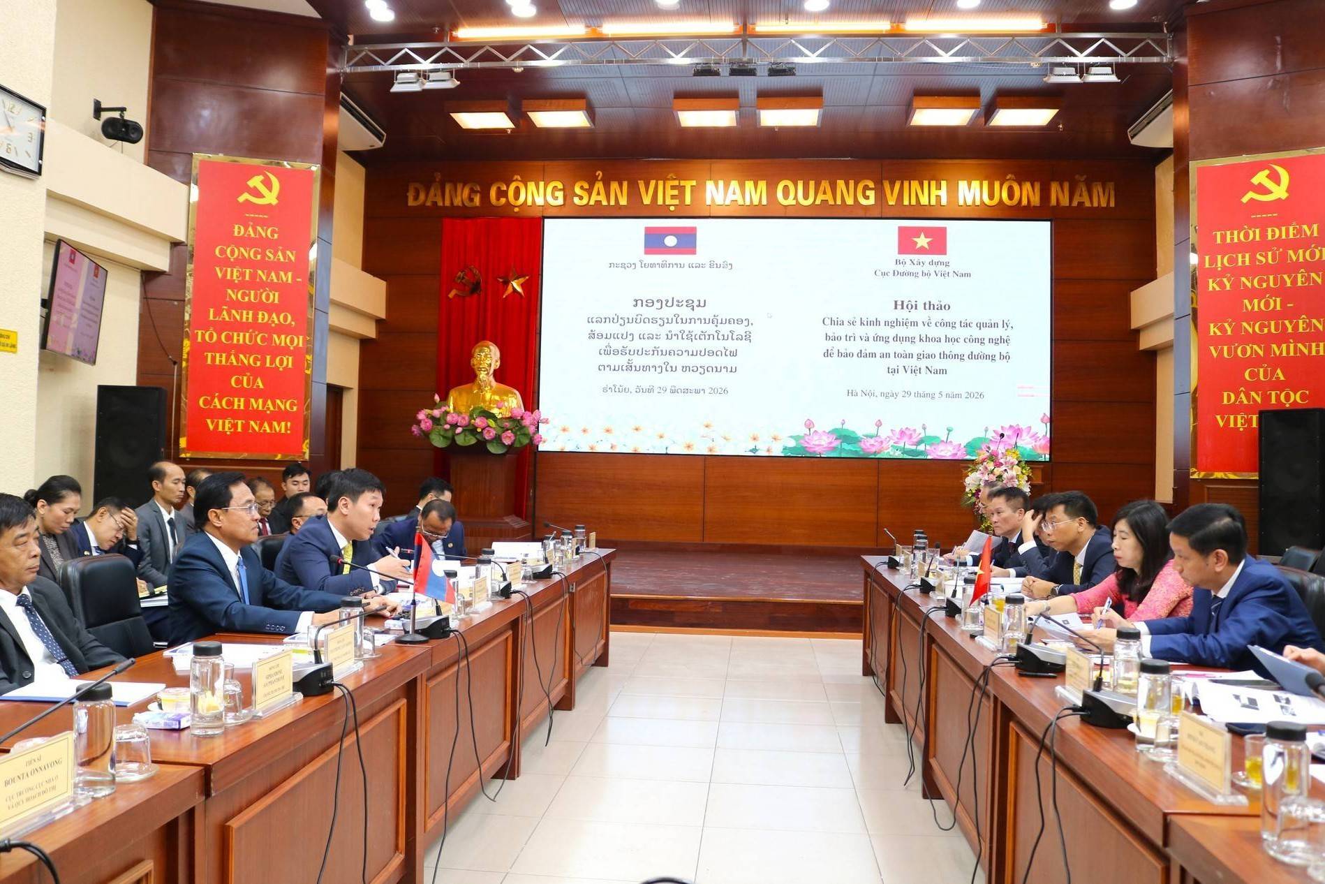 Việt Nam - Lào tăng hợp tác phát triển giao thông thông minh và quản lý đường bộ số