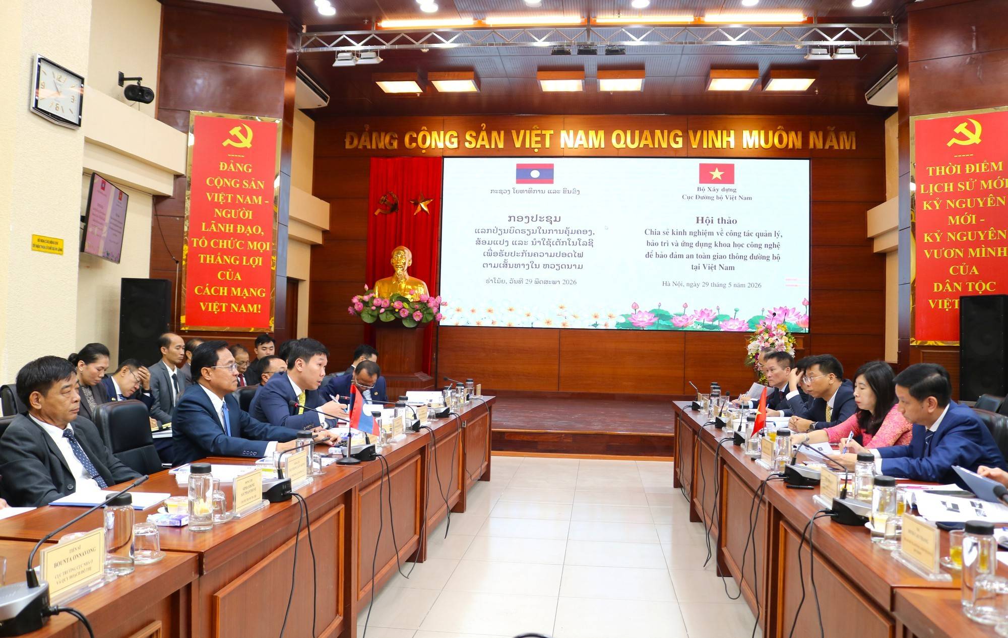 Việt Nam - Lào tăng hợp tác phát triển giao thông thông minh và quản lý đường bộ số
