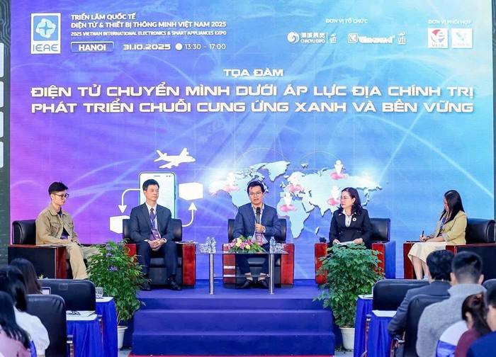 Ông Lại Hoàng Dương đại diện Công ty Máy tính Thánh Gióng tham dự tọa đàm “Điện tử chuyển mình dưới áp lực địa chính trị: Phát triển chuỗi cung ứng xanh và bền vững”. Ảnh: NVCC.