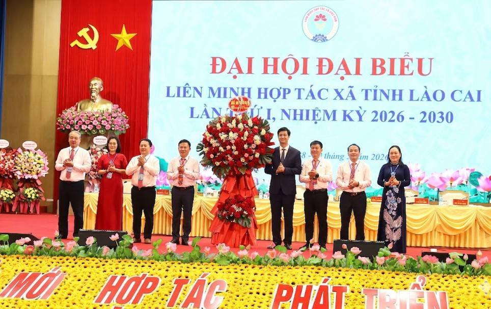 Phó Chủ tịch UBND tỉnh Lào Cai Phan Trung Bá tặng hoa chúc mừng Đại hội