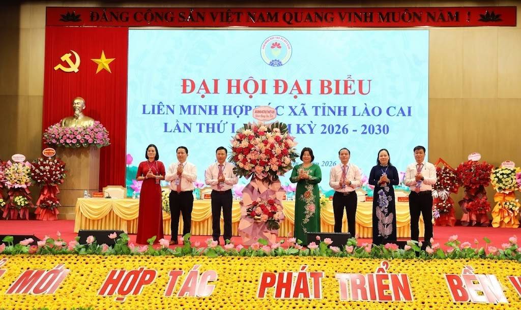 Chủ tịch Liên mình HTX Việt Nam Cao Xuân Thu Vân tặng hoa chúc mừng Đại hội