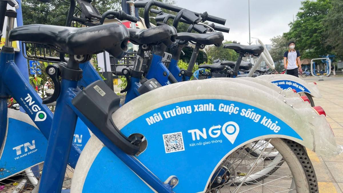 Xe đạp mang thương hiệu TNGo đã trở thành hình ảnh quen thuộc trên đường phố Hà Nội. Ảnh: Trung Dũng