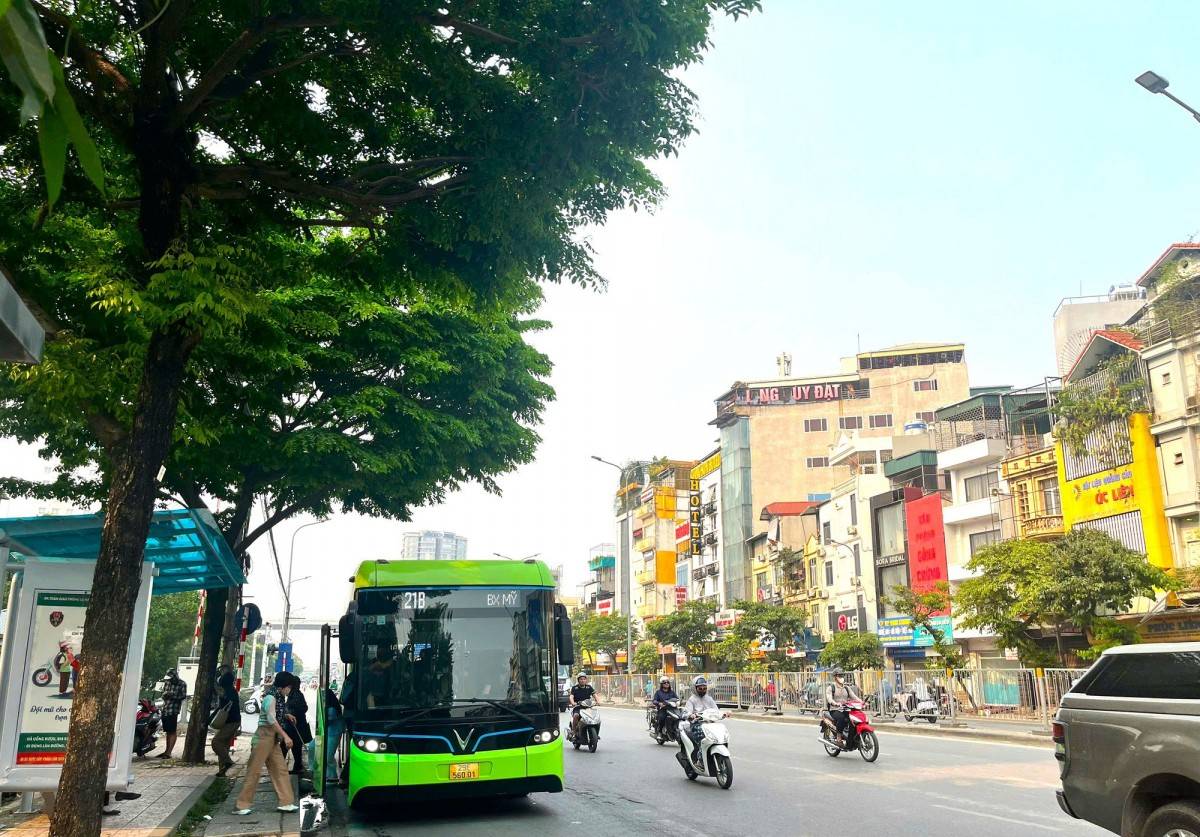 Nhiều người lựa chọn di chuyển bằng xe buýt điện vì sự thoải mái, góp phần bảo vệ môi trường. Ảnh: Thi Thi.