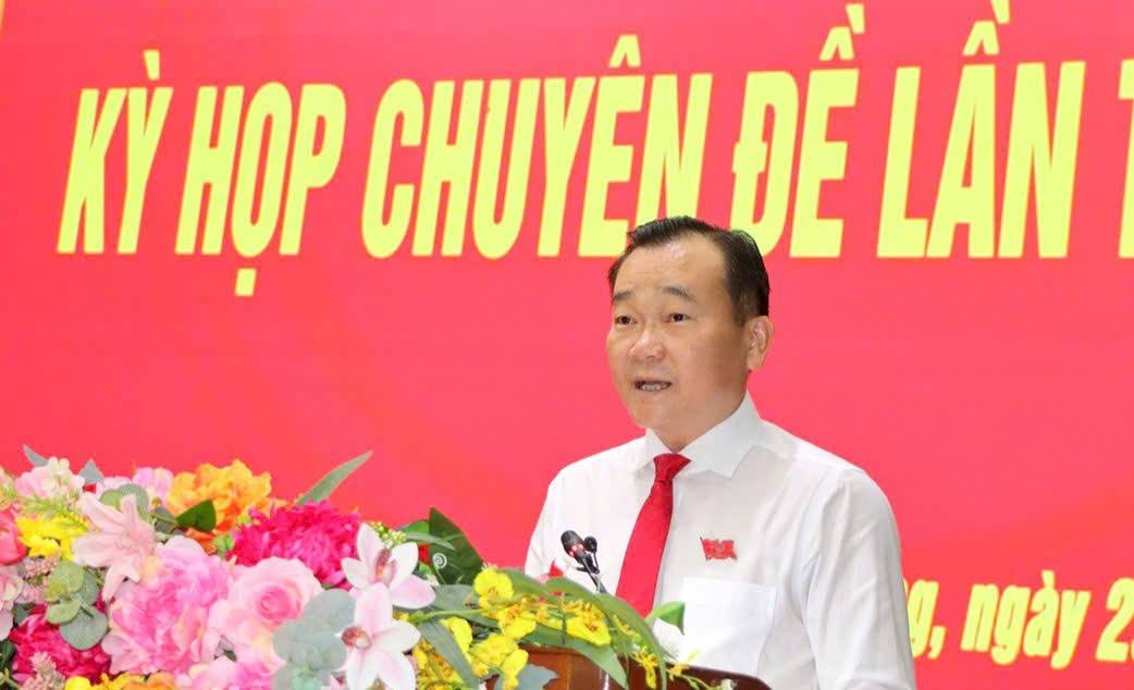 Đồng chí Nguyễn Minh Dũng - Ủy viên Dự khuyết BCH Trung ương Đảng, Phó Bí thư Tỉnh ủy, Chủ tịch HĐND tỉnh phát biểu khai mạc kỳ họp.