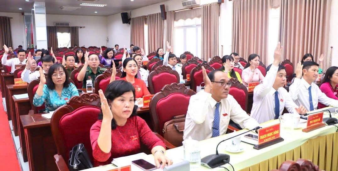 Đại biểu biểu quyết thông qua các Nghị quyết tại Kỳ họp.