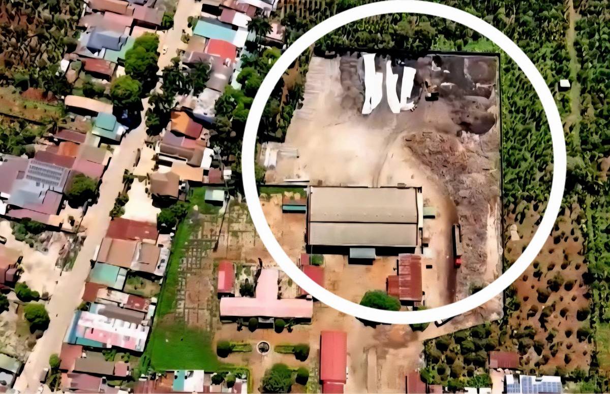  Khu tập kết, phơi ủ phân vi sinh đặt sát quốc lộ và đường liên xã, ngay khu dân cư.  