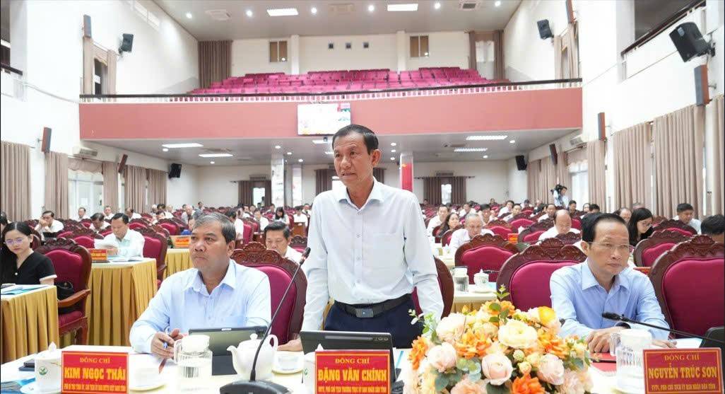 Đồng chí Đặng Văn Chính – Ủy viên Ban Thường vụ Tỉnh ủy, Phó Chủ tịch Thường trực UBND tỉnh phát biểu, thảo luận.