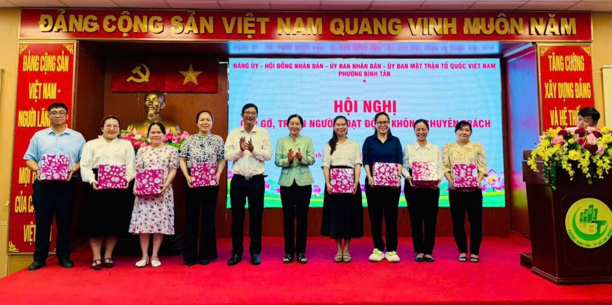 Ban Thường vụ Đảng ủy phường đã trao tặng những phần quà lưu niệm ý nghĩa đến các đồng chí người hoạt động không chuyên trách 