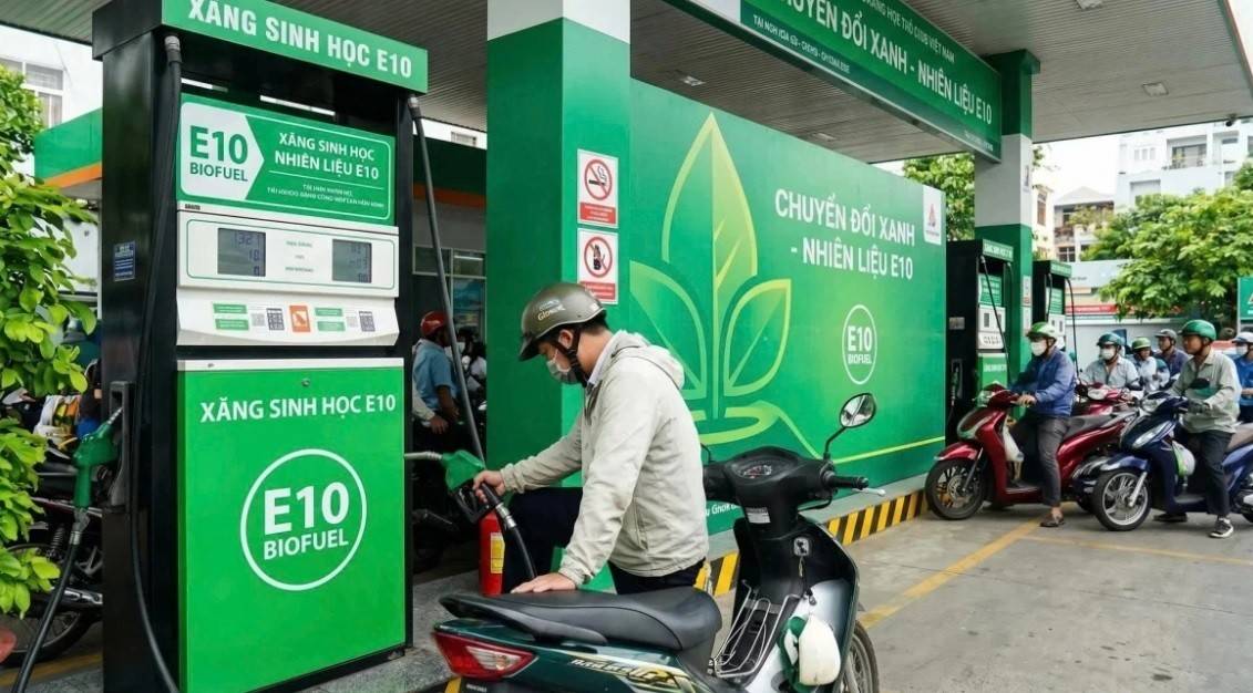 Xăng sinh học E10 là loại nhiên liệu gồm khoảng 10% ethanol và 90% xăng khoáng. Với tỷ lệ phối trộn ethanol ở mức 10% là mức khá thấp nhưng đủ để cải thiện một số tính chất của nhiên liệu.