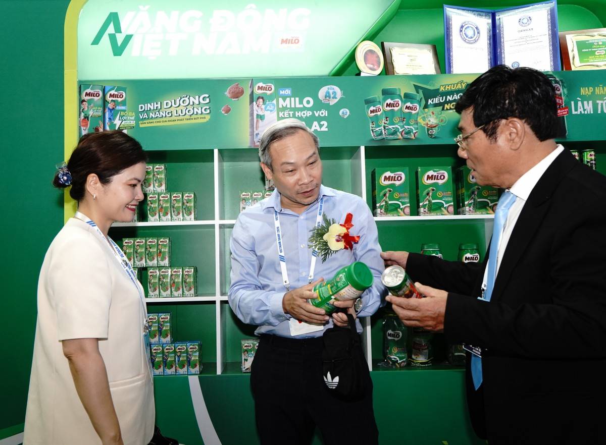 Đại biểu tham quan gian hàng của Nestlé MILO tại Triển lãm quốc tế ngành sữa 2026