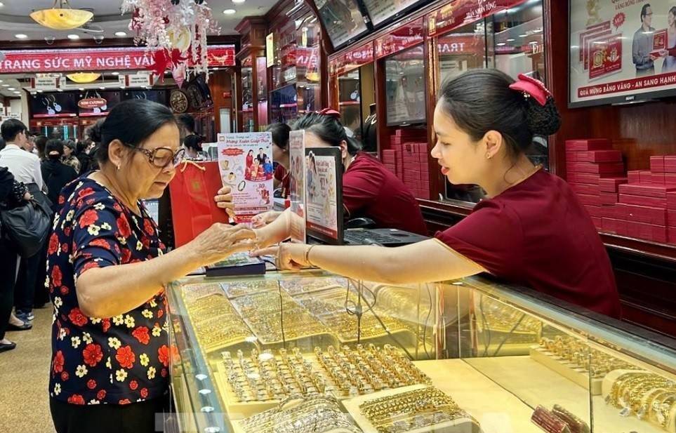 Sắp áp lệnh mua vàng từ 20 triệu phải chuyển khoản, "cởi trói" cho vàng trang sức
