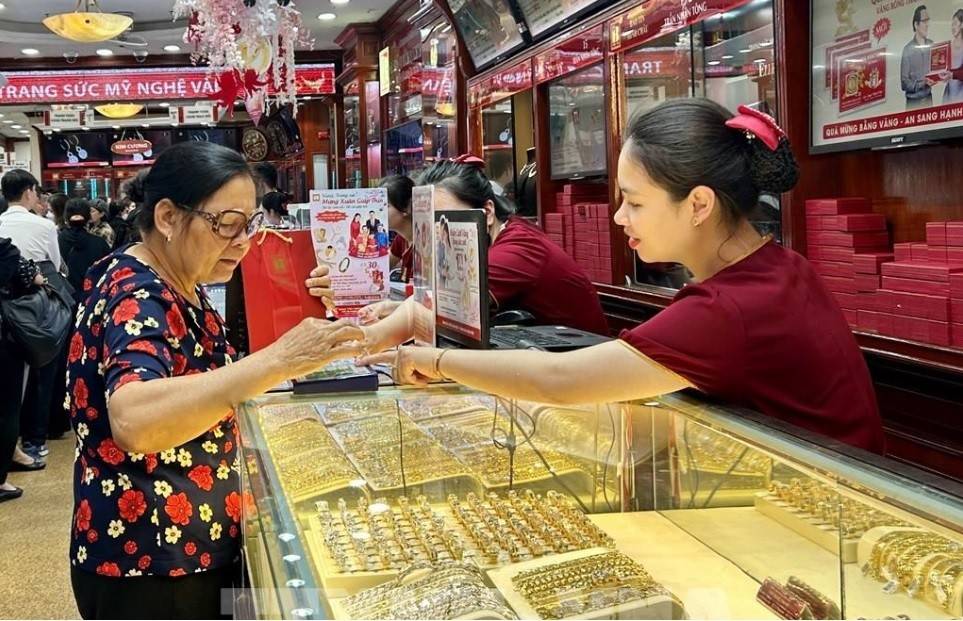 Trước biến động giá vàng, Ngân hàng Nhà nước Khu vực 2 yêu cầu doanh nghiệp, tổ chức tín dụng kinh doanh vàng miếng tuân thủ nghiêm quy định, công khai giá, ngăn chặn đầu cơ và thao túng thị trường.