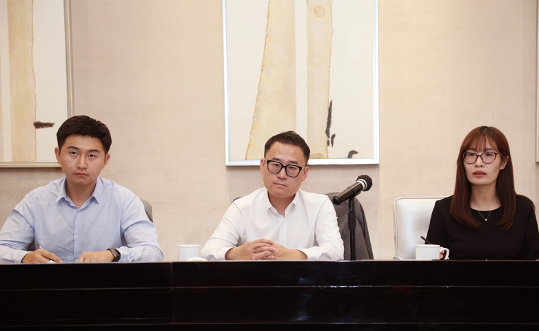 Ông Lưu Mâm Nguyên - Tổng Giám đốc khu vực Tây Nam Trung Quốc, Tập đoàn Sunwah, Hồng Kông và các thành viên của tập đoàn dự buổi làm việc