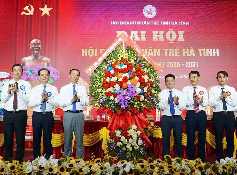 Lãnh đạo tỉnh Hà Tĩnh tặng hoa chúc mừng đại hội