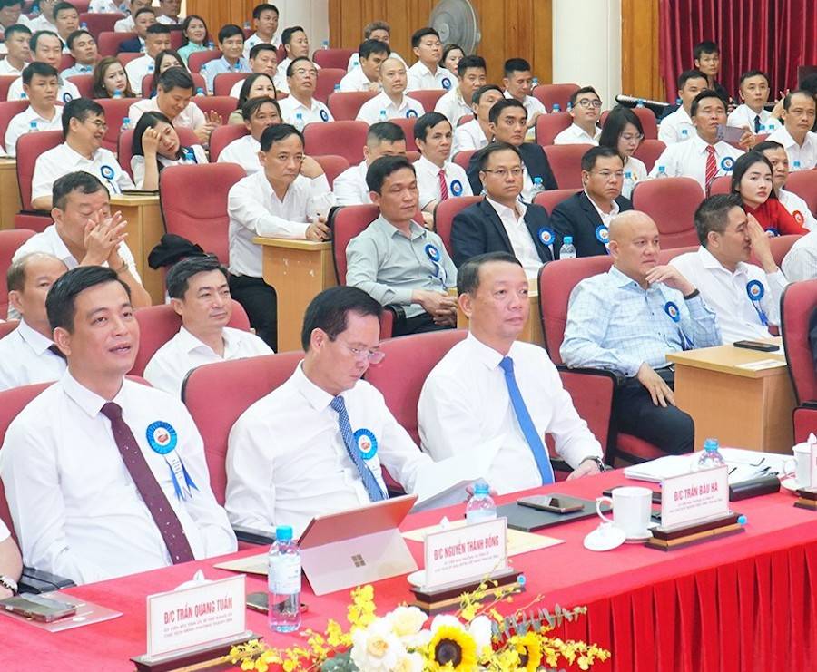 Chủ tịch UBND tỉnh Hà Tĩnh Phan Thiên Đinh cùng các đại biểu và đông đảo doanh nhân hội viên tham dự đại hội