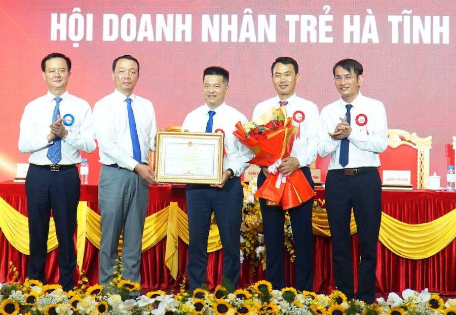 Lãnh đạo tỉnh trao bằng khen Hội Doanh nhân trẻ Hà Tĩnh.