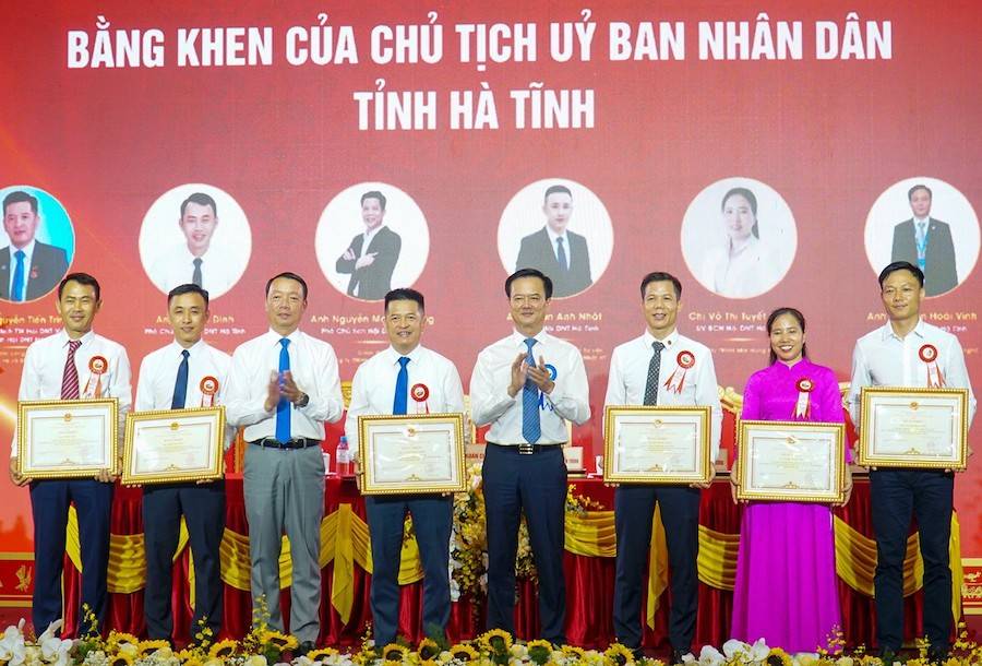 Lãnh đạo tỉnh tặng bằng khen cho các cá nhân của Hội Doanh nhân trẻ Hà Tĩnh có thành tích xuất sắc