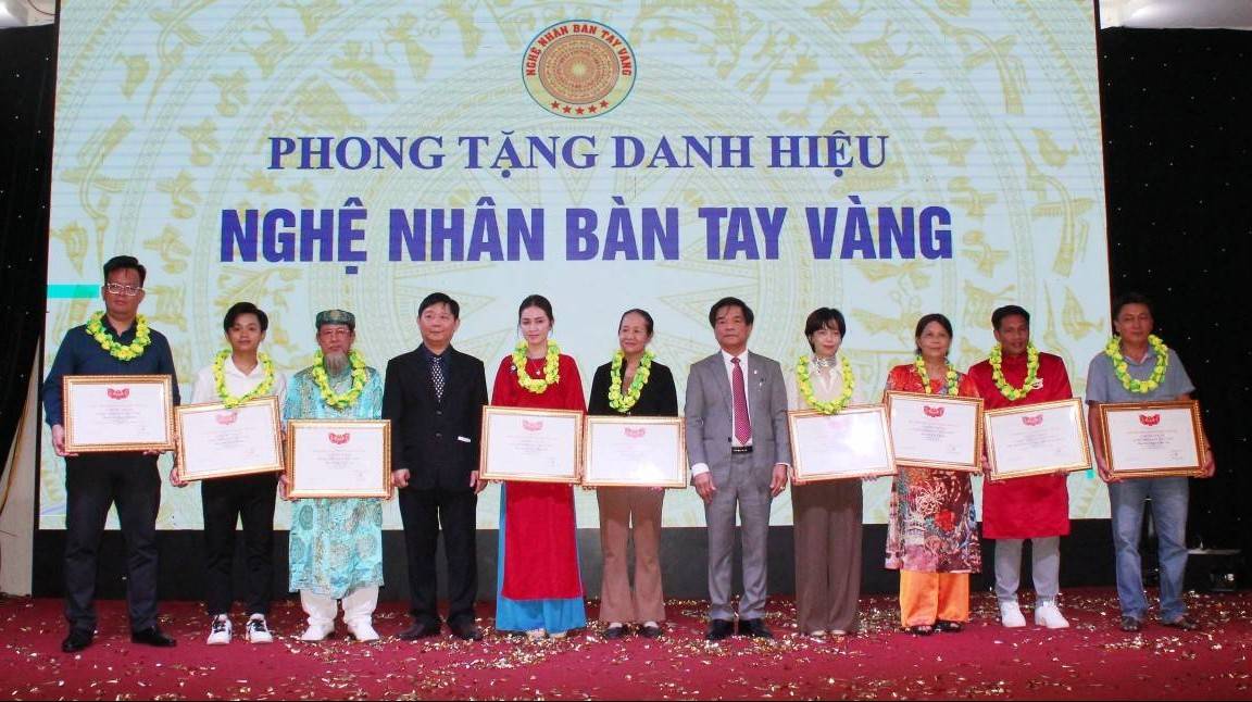 Vinh danh những đôi bàn tay làm nên giá trị Việt