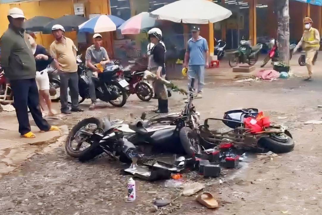 Tai nạn giữa xe máy và xe đạp điện làm 3 người thương vong ở Đắk Lắk