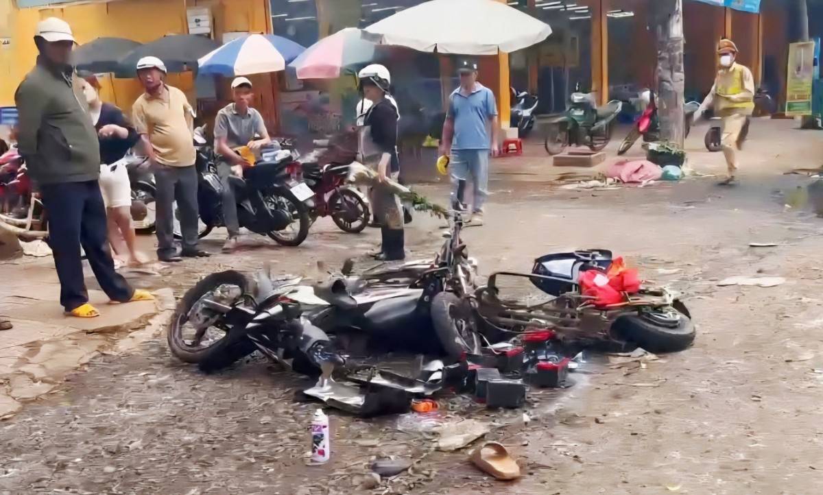 Xe máy và xe đạp điện hư hỏng, dồn đống với nhau.