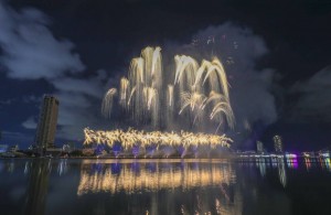 Hai đội pháo hoa Đà Nẵng và Trung Quốc tạo đại tiệc ánh sáng trong đêm mở màn DIFF 2026