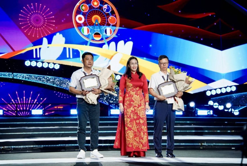Phó Chủ tịch UBND TP. Đà Nẵng Nguyễn Thị Anh Thi, Trưởng ban tổ chức DIFF 2026 trao kỷ niệm chương cho hai đội pháo hoa Đà Nẵng (Việt Nam) và Trung Quốc tranh tài trong đêm khai mạc