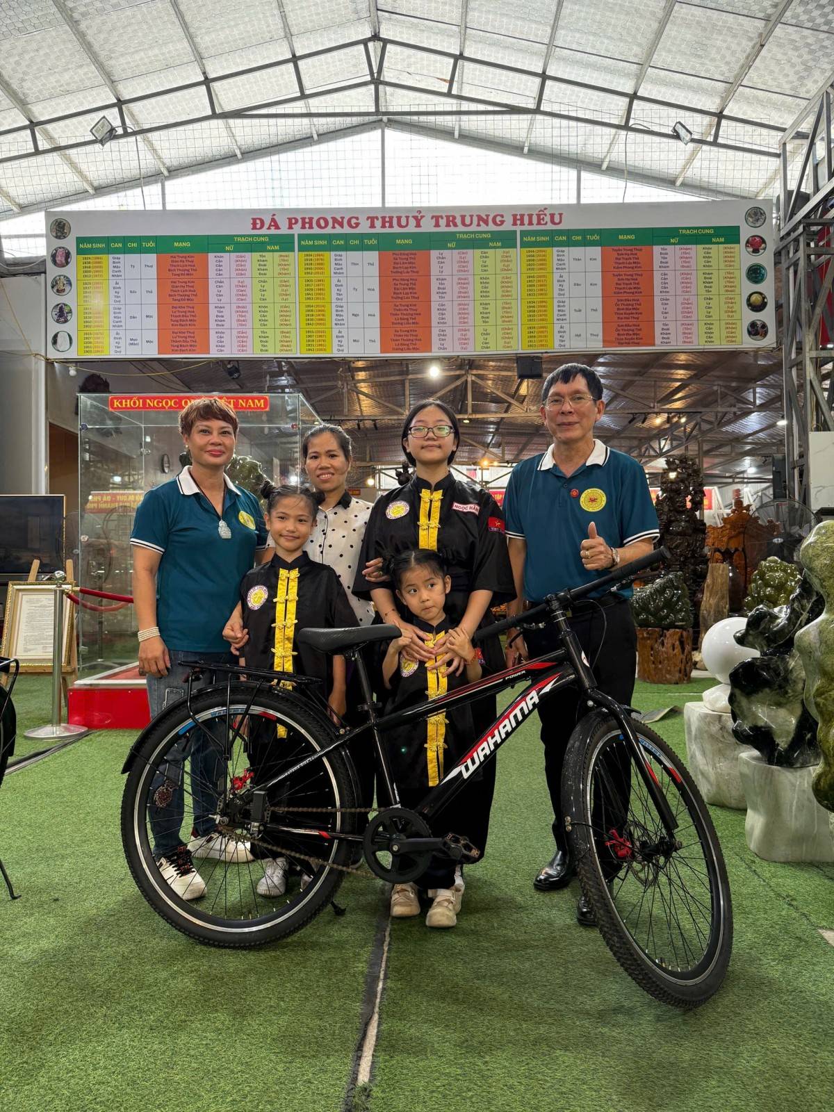 Câu lạc bộ Doanh nhân họ Nguyễn Hải Phòng đã phối hợp cùng Công ty TNHH Việt Hùng tổ chức trao tặng 3 chiếc xe đạp cho 3 học sinh có hoàn cảnh đặc biệt khó khăn trên địa bàn thành phố. Mỗi chiếc xe không chỉ là món quà vật chất, mà còn là sự sẻ chia, tiếp