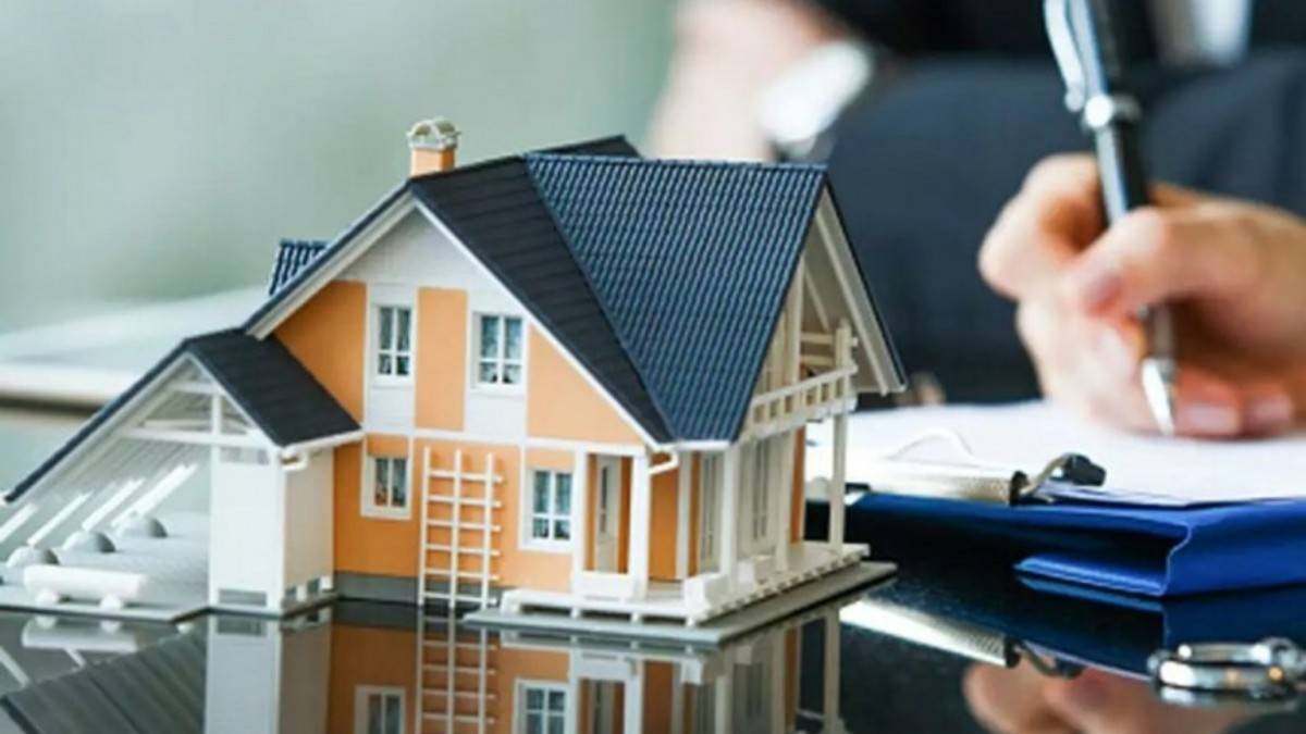 Mọi khoản thu nhập từ chuyển nhượng, nhận thừa kế, quà tặng là nhà đất giữa vợ với chồng, cha mẹ với con cái, ông bà với cháu, anh chị em ruột đều được miễn thuế. 