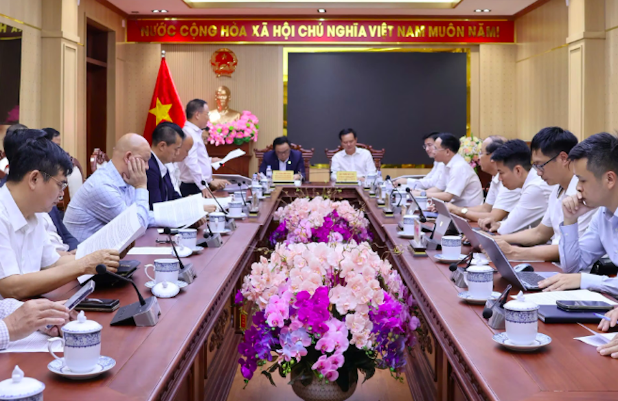 UBND tỉnh Hà Tĩnh tổ chức buổi làm việc với Trung ương Hội Doanh nhân trẻ Việt Nam, Câu lạc bộ Doanh nhân Sao Đỏ, Câu lạc bộ Sao Vàng đất Việt và Hội Doanh nhân trẻ của tỉnh nhằm trao đổi, kết nối, xúc tiến đầu tư vào các lĩnh vực tỉnh đang ưu tiên phát triển.
