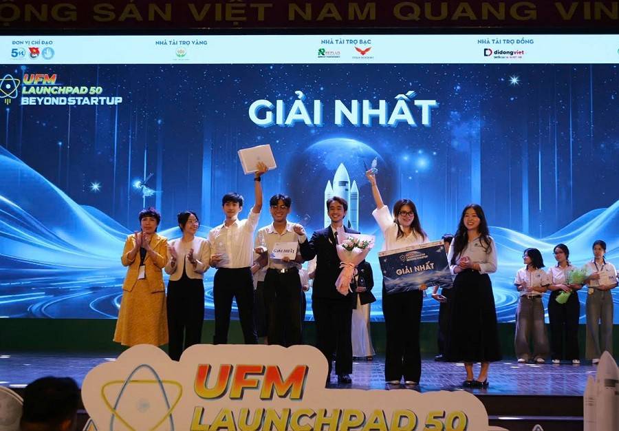 Ban Tổ chức đã trao Giải Nhất của cuộc thi đến từ Đội Air Weave với dự án “Air Intelligence Platform” (Ảnh: Lê Vũ/https://thuonghieucongluan.com.vn).