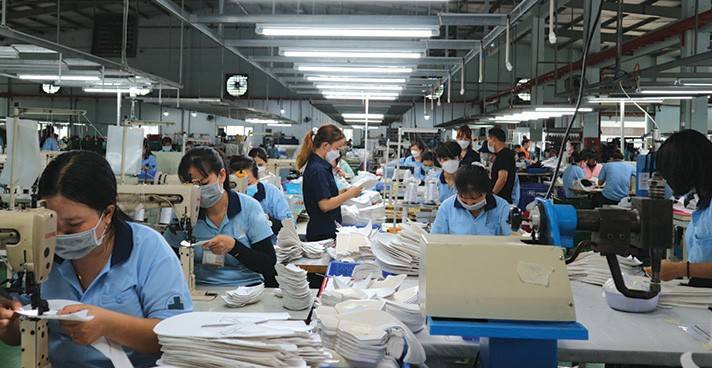 Dưới tác động tiêu cực của khủng hoảng và suy thoái kinh tế, nhiều doanh nghiệp hiện cố gắng tìm mọi cách để giảm thiểu các chi phí phát sinh, như cắt giảm nhân sự hay chậm đóng bảo hiểm xã hội cho người lao động hoặc đóng không đủ, thậm chí là phớt lờ nghĩa vụ này (Ảnh minh họa).