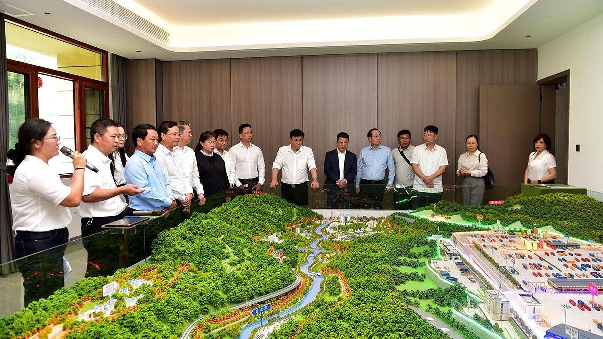 Bí thư Tỉnh ủy Hầu A Lềnh và Đoàn công tác của tỉnh khảo sát quy hoạch và xây dựng khu vực cửa khẩu Thiên Bảo.